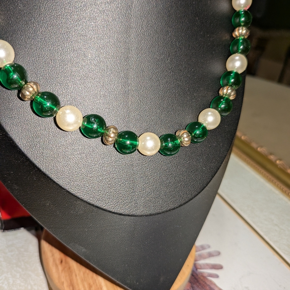 Formal green and pearl necklace with gold trim 18 in long gorgeous formal. - Picture 4 of 7